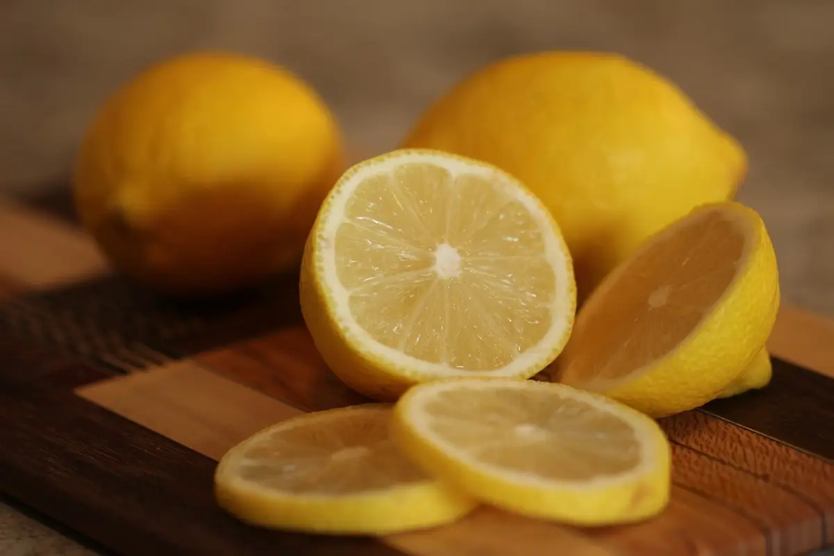 Hai mai provato a disinfettare il tagliere con aceto bianco e limone? Funziona davvero Hai mai provato a disinfettare il tagliere con aceto bianco e limone? Funziona davvero