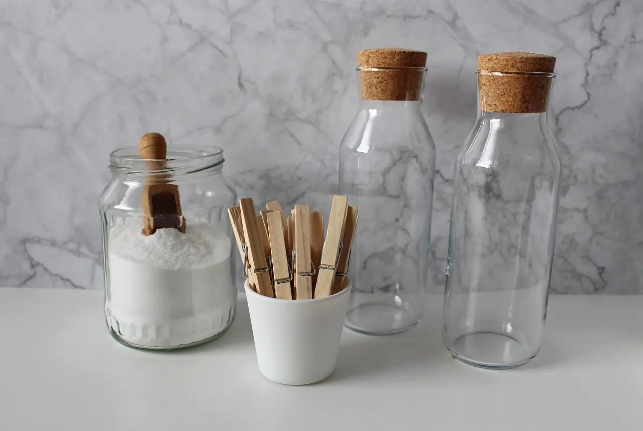 Vuoi lavanderia profumata senza ammorbidente? Usa alloro e bicarbonato: risultati subito